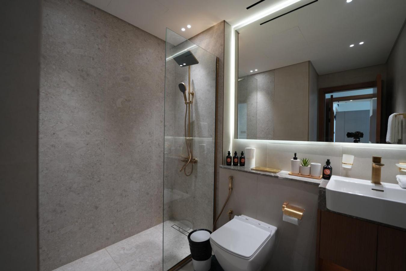 Easygo- Lavish 2br In The Heart Of Jvc Binambr Dubai